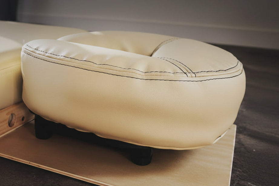 La plateforme d'appui-tête Sarga pour le travail corporel au sol.